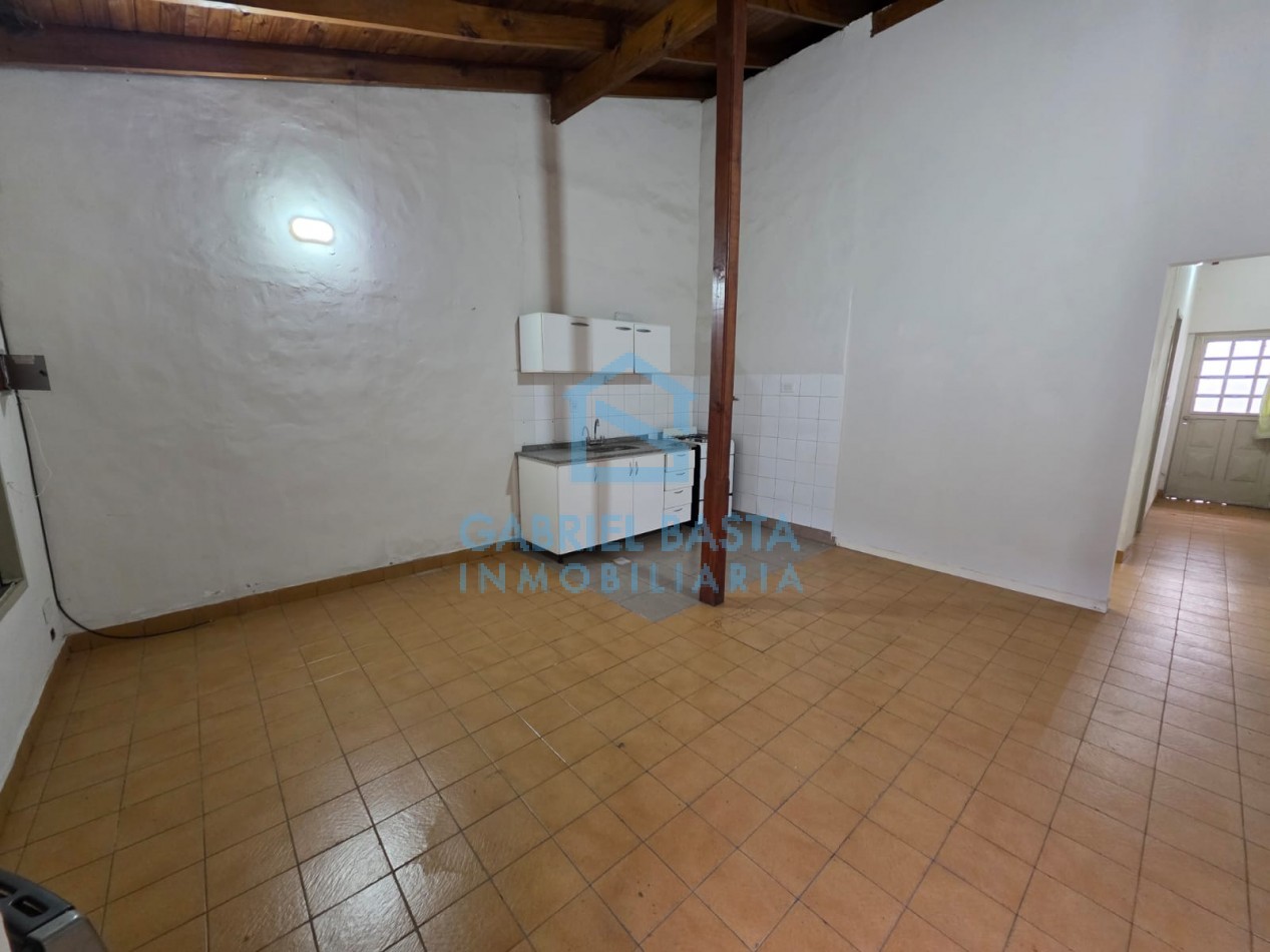 Departamento 2 ambientes con patio sobre Av Calle Real