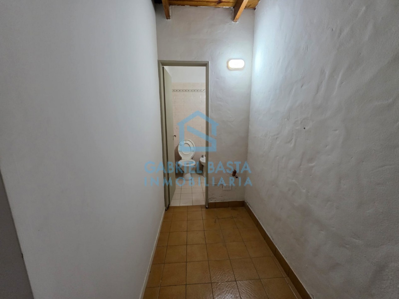 Departamento 2 ambientes con patio sobre Av Calle Real