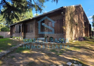 Casa con departamento sobre amplio terreno